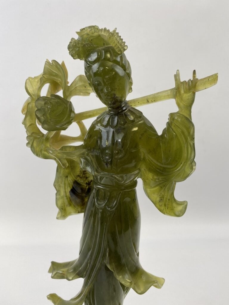 GUANYIN EN SERPENTINE - Chine - Ellle est représentée debout sur un socle en bo…
