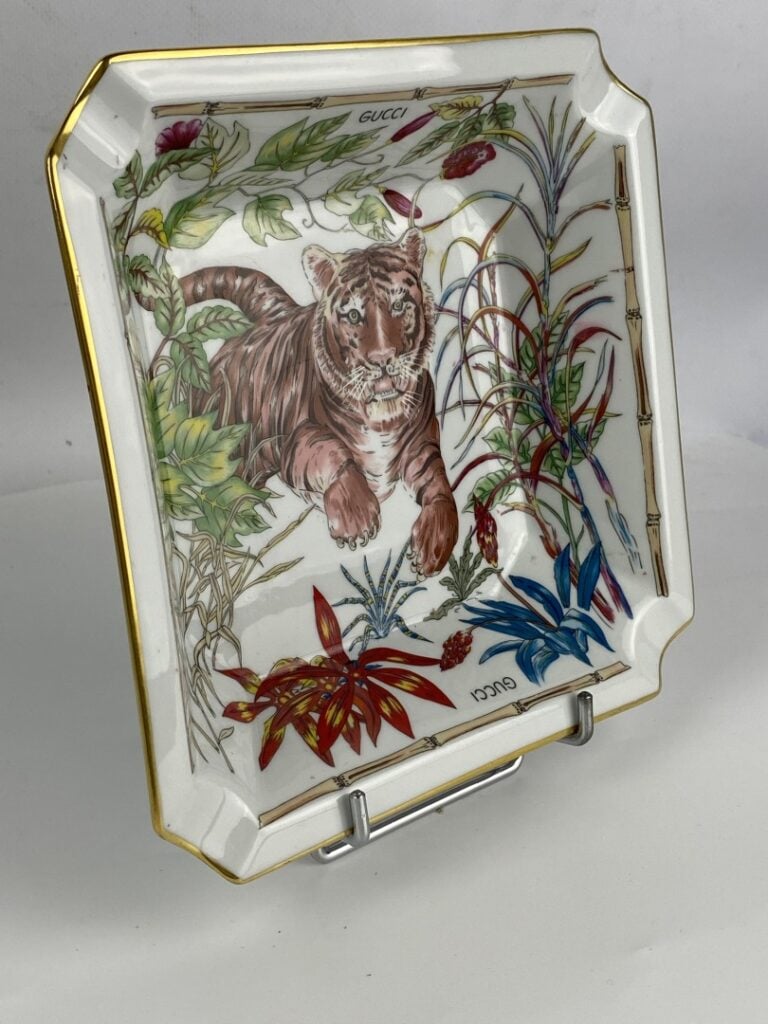 GUCCI & BERNARDEAU LIMOGES - Vide-poches de forme carrée à pans coupés à décor…