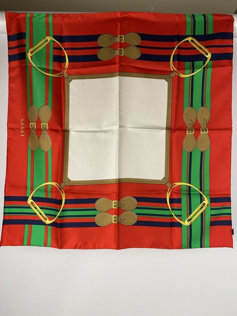 GUCCI - Lot de deux carrés en soie, signés - 87 x 87 cm