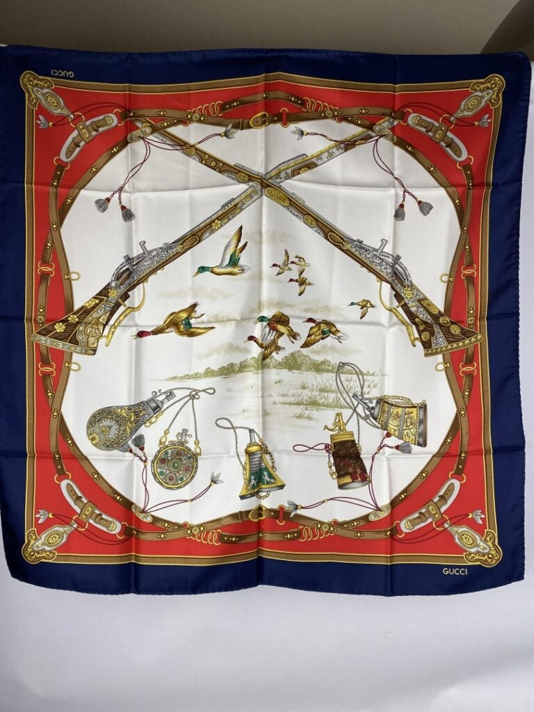 GUCCI - Lot de deux carrés en soie, signés - 87 x 87 cm