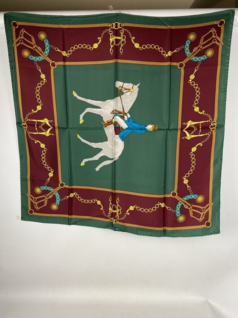 GUCCI - Lot de deux carrés en soie, signés - 87 x 87 cm