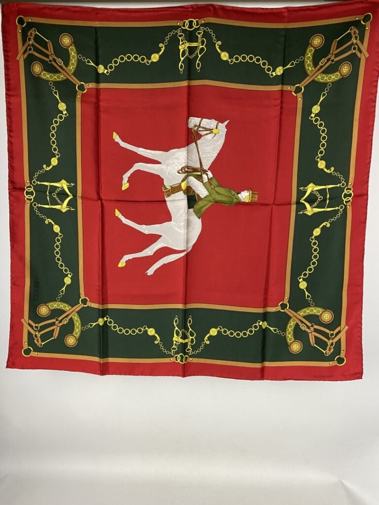 GUCCI - Lot de deux carrés en soie, signés - 87 x 87 cm