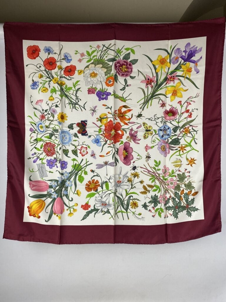 GUCCI - Lot de deux carrés en soie, signés - 87 x 87 cm