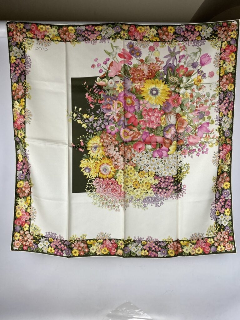 GUCCI - Lot de deux carrés en soie, signés - 87 x 87 cm