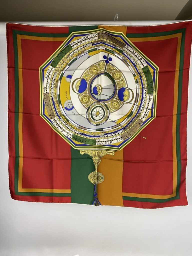 GUCCI - Lot de deux carrés en soie, signés - 87 x 87 cm