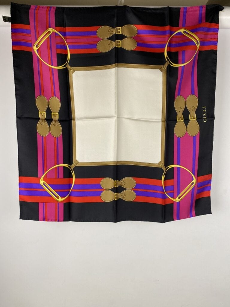 GUCCI - Lot de deux carrés en soie, signés - 87 x 87 cm