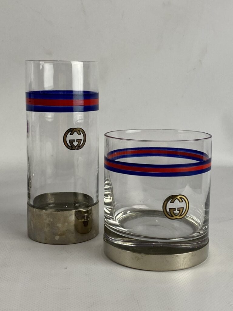 GUCCI - Partie de service de verres à décor d'une bande émaillée rouge et bleue…