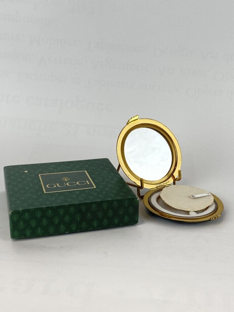 GUCCI - Poudrier rond à décor laqué noir orné du sigle de la marque - Avec boît…