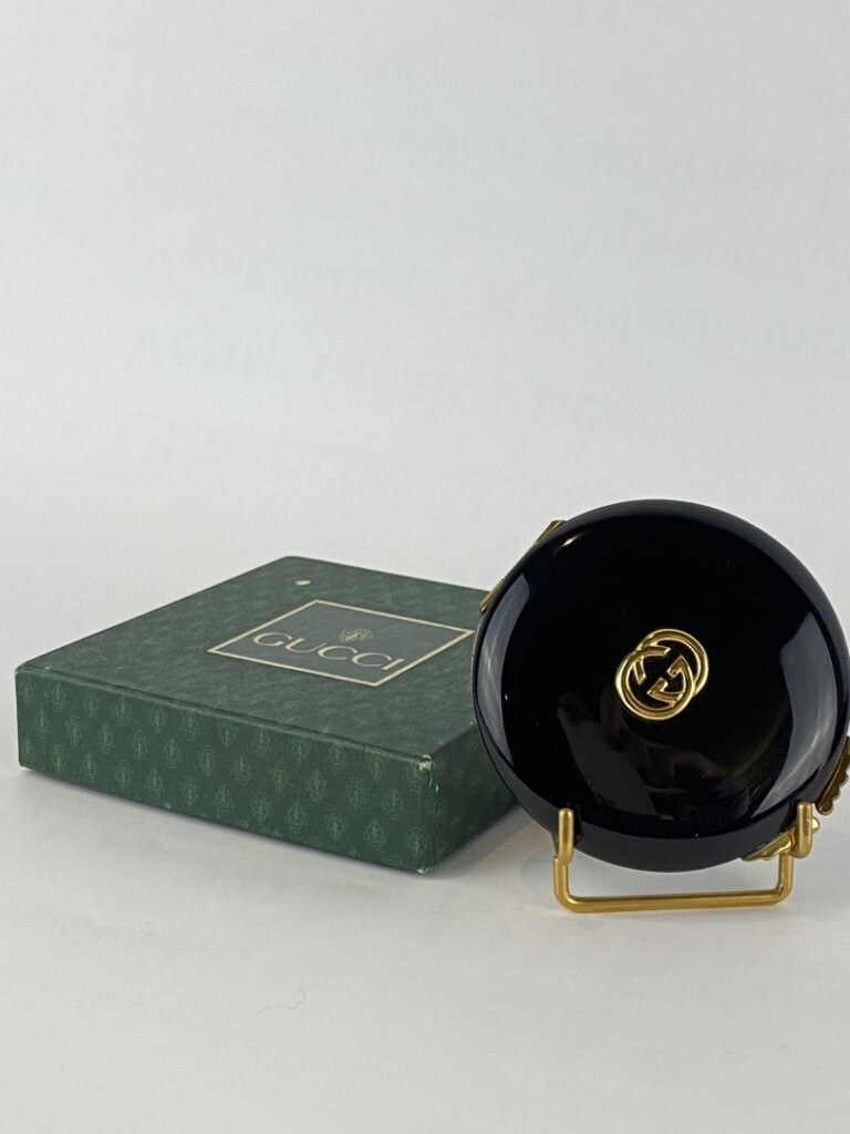 GUCCI - Poudrier rond à décor laqué noir orné du sigle de la marque - Avec boît…