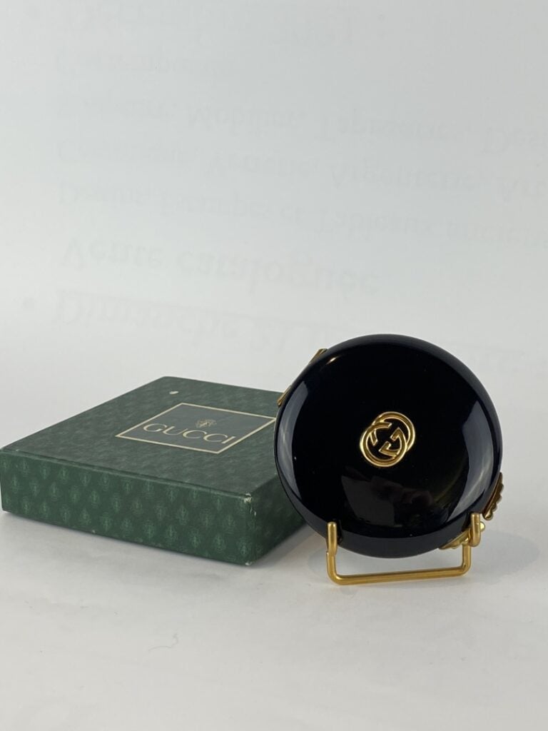GUCCI - Poudrier rond à décor laqué noir orné du sigle de la marque - Avec boît…