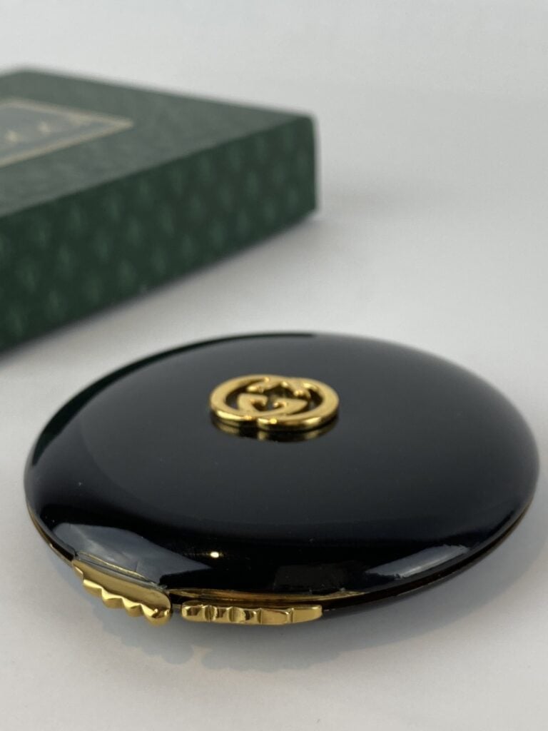 GUCCI - Poudrier rond à décor laqué noir orné du sigle de la marque - Avec boît…