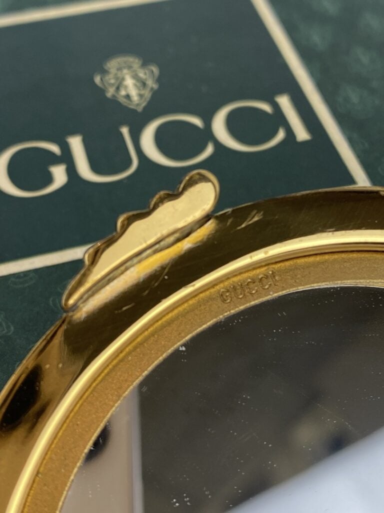 GUCCI - Poudrier rond à décor laqué noir orné du sigle de la marque - Avec boît…