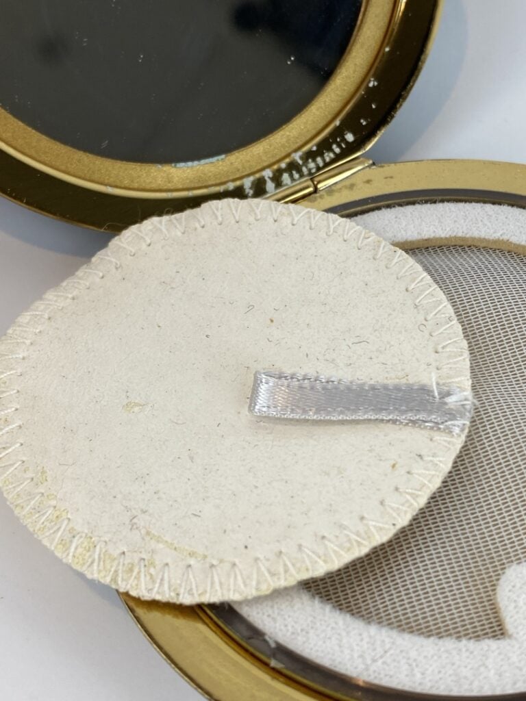 GUCCI - Poudrier rond à décor laqué noir orné du sigle de la marque - Avec boît…