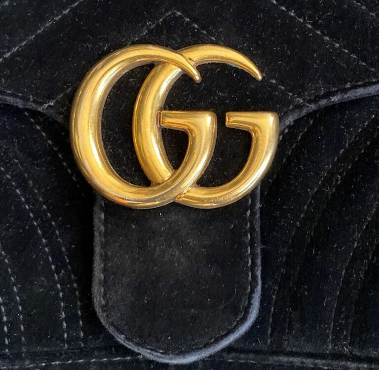 GUCCI. - Sac à épaule GG Marmont en velours noir , à chevrons matelassés et ban…