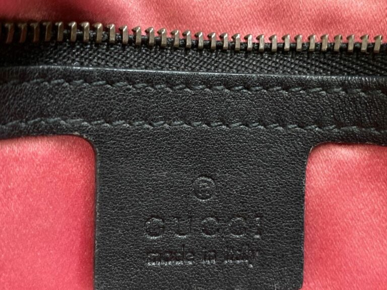 GUCCI. - Sac à épaule GG Marmont en velours noir , à chevrons matelassés et ban…