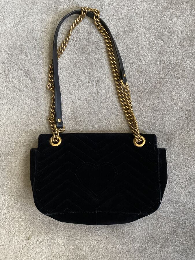 GUCCI. - Sac à épaule GG Marmont en velours noir , à chevrons matelassés et ban…