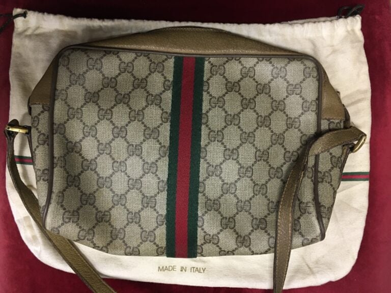 GUCCI. - Sac d'épaule (en l'état), dans son dust bag. - On y joint un petit lot…