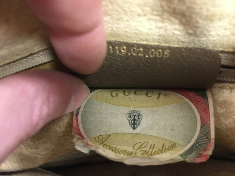 GUCCI. - Sac d'épaule (en l'état), dans son dust bag. - On y joint un petit lot…