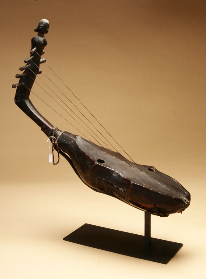 Harpe à cinq cordes , le manche sculpté d'un personnage féminin, la caisse reco…