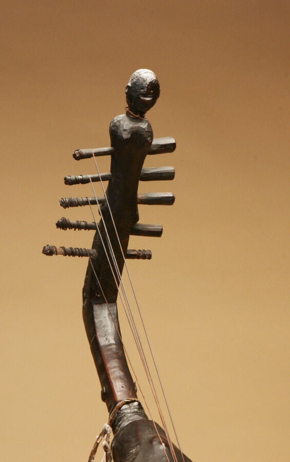Harpe à cinq cordes , le manche sculpté d'un personnage féminin, la caisse reco…