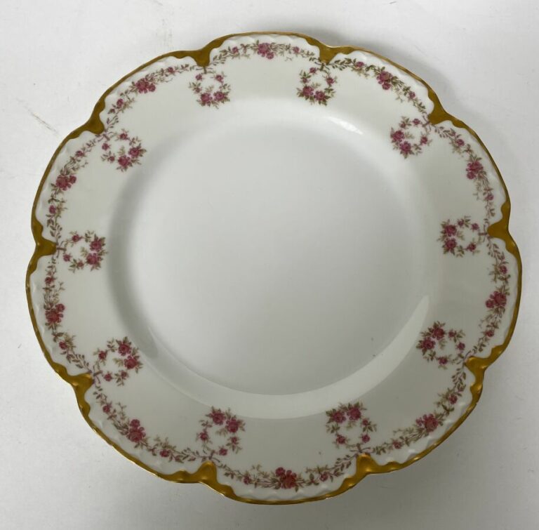 HAVILAND - Important service blanc en porcelaine à décor de fleurs roses