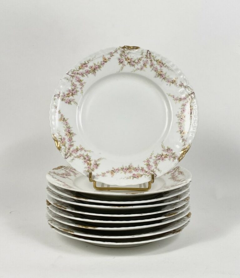HAVILAND, LIMOGES - 9 assiettes à dessert en porcelaine blanche à décor de guir…