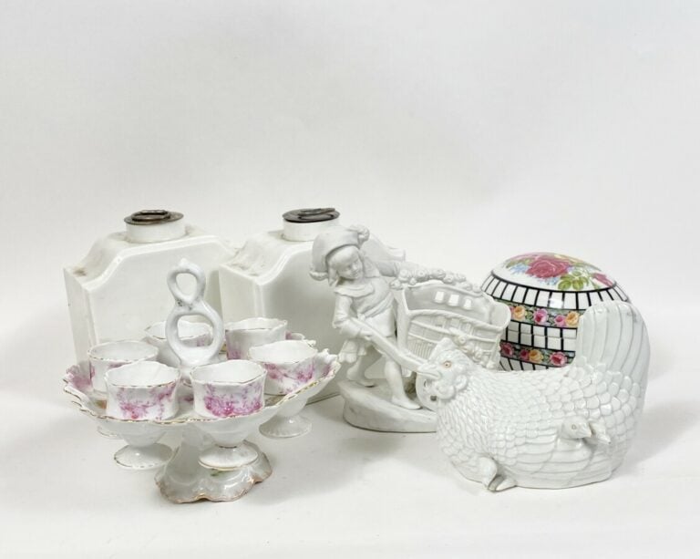 HAVILAND, LIMOGES - 9 assiettes à dessert en porcelaine blanche à décor de guir…