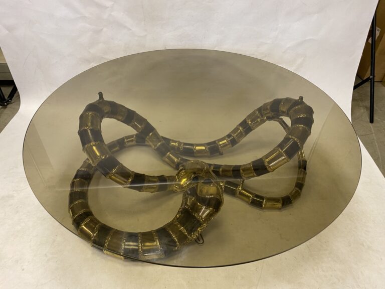 HENRI FERNANDEZ. - Table basse, piètement métallique prenant la forme d'un serp…