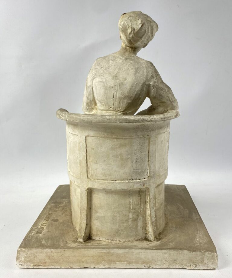 Henry ARNOLD (1879-1945) - Femme assise dans un fauteuil - Epreuve en plâtre, s…