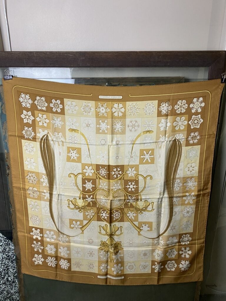 HERMÈS - Carré en soie «Carillon d'hiver» - Bordure beige - Restauré, bon état…