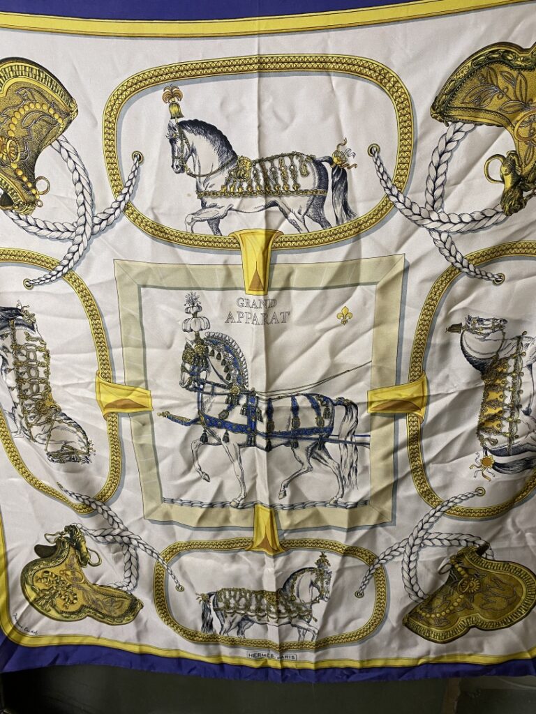 HERMÈS - Carré en soie «Grand apparat» dessiné par J.Eudel, bordure marine, fon…