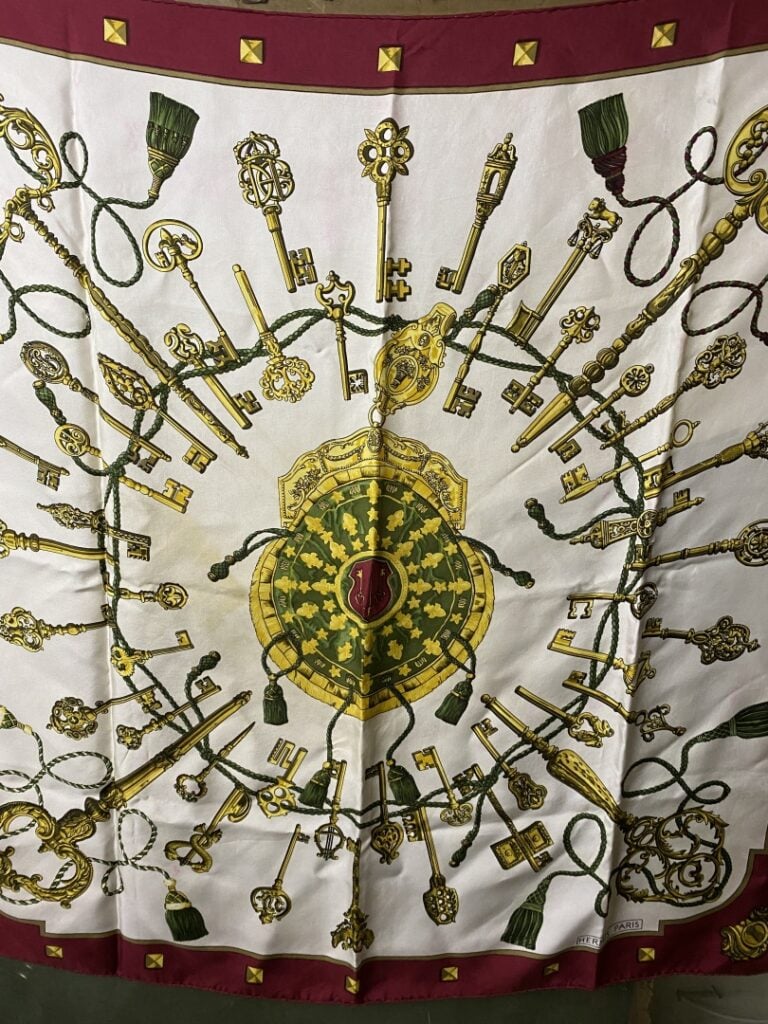HERMÈS - Carré en soie «Les clefs» par C.Latham dessiné en 1965. Bordures borde…