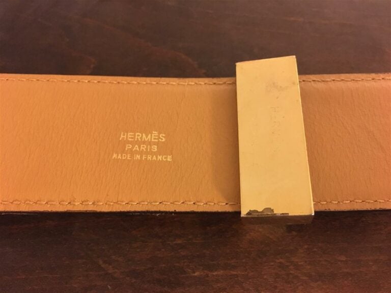 HERMES. - Ceinture en cuir marron, modèle collier de chien.