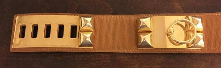 HERMES. - Ceinture en cuir marron, modèle collier de chien.