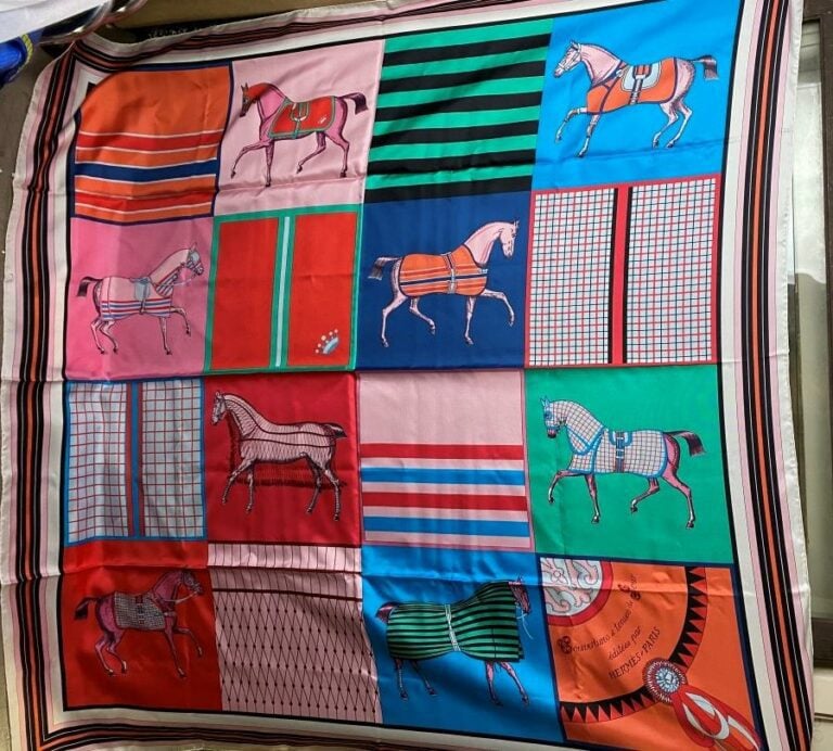 HERMÈS - Étole en soie «couvertures et tenues de jour» rouge vert orange jaune,…