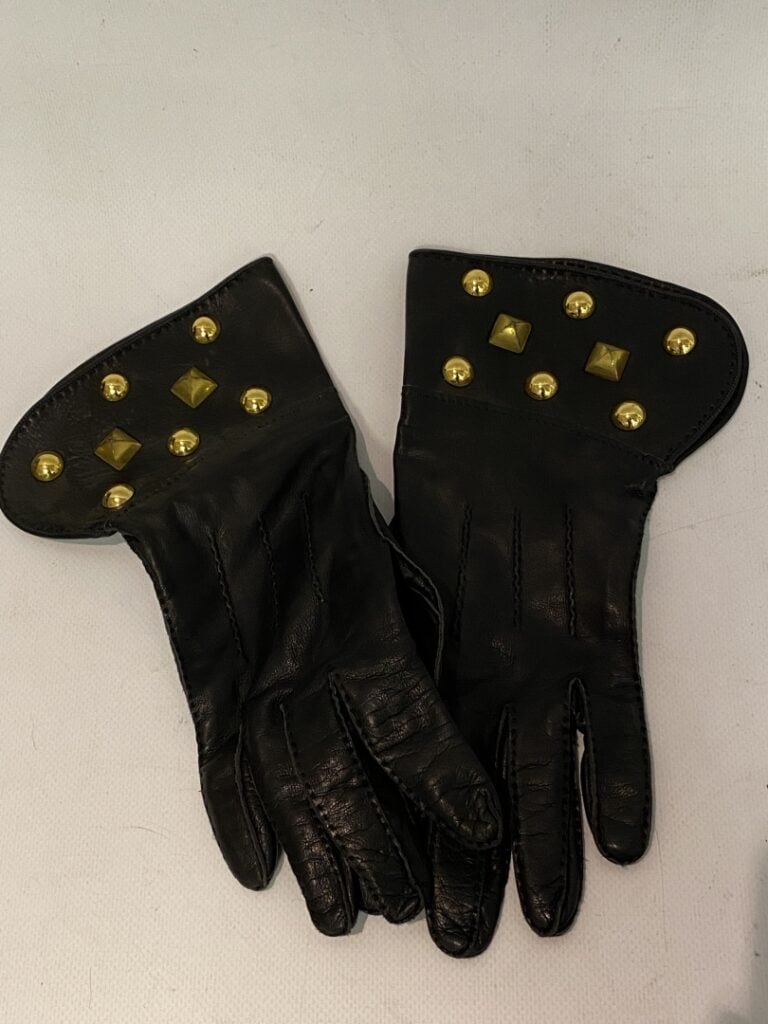 HERMES - Gants en agneau noir et clous dorés