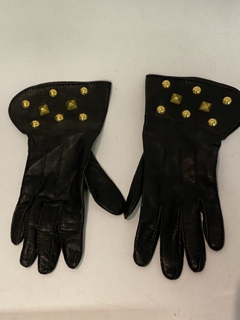 HERMES - Gants en agneau noir et clous dorés