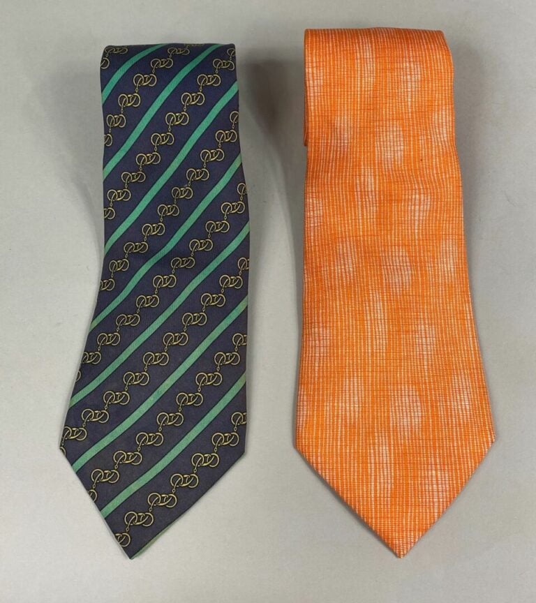 HERMES - Lot de deux cravates en soie