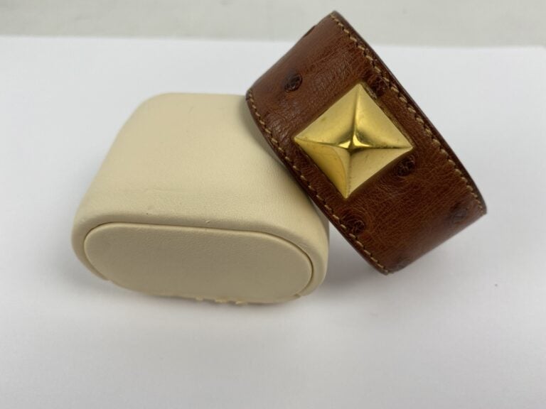 HERMES Paris - - Bracelet modèle "Médor" en cuir façon autruche couleur havane…