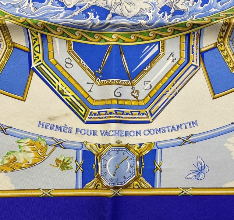 HERMES Paris - Carré en twill de soie à décor imprimé de montres et de signes d…