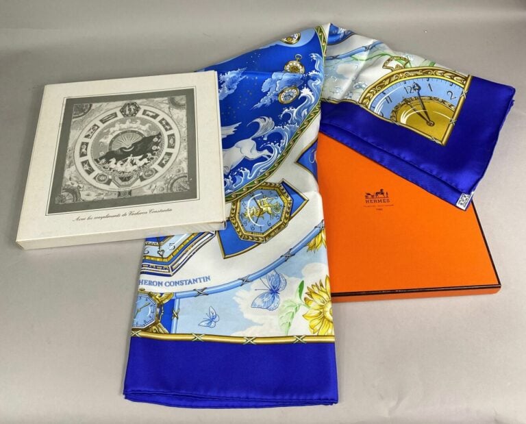 HERMES Paris - Carré en twill de soie à décor imprimé de montres et de signes d…