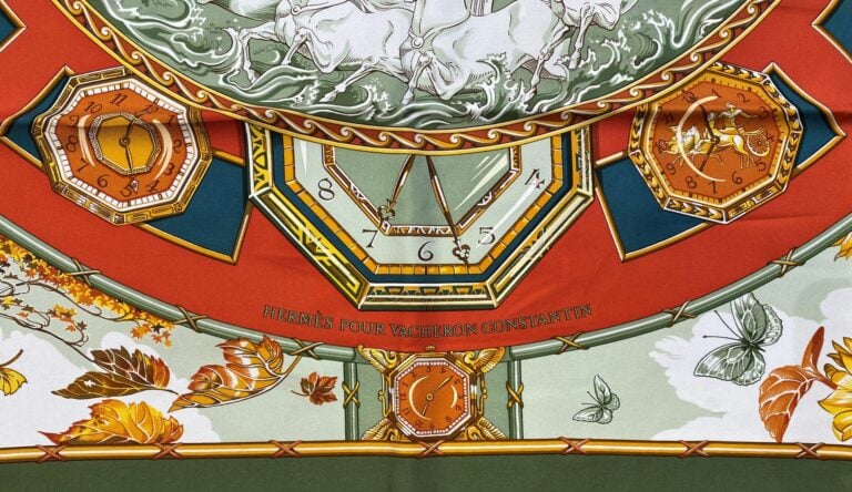 HERMES Paris - Carré en twill de soie à décor imprimé de montres et de signes d…