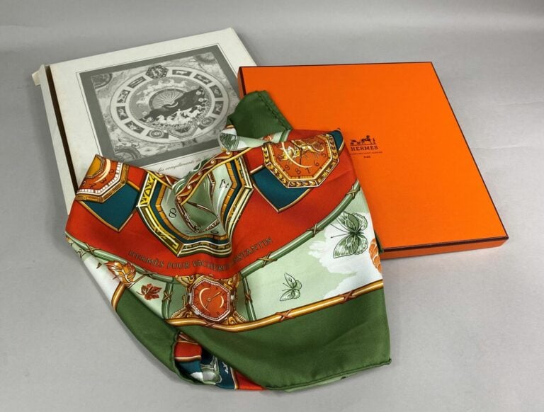 HERMES Paris - Carré en twill de soie à décor imprimé de montres et de signes d…