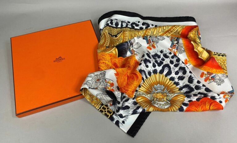 HERMES Paris - Carré en twill de soie à décor imprimé et titré Casques et plume…