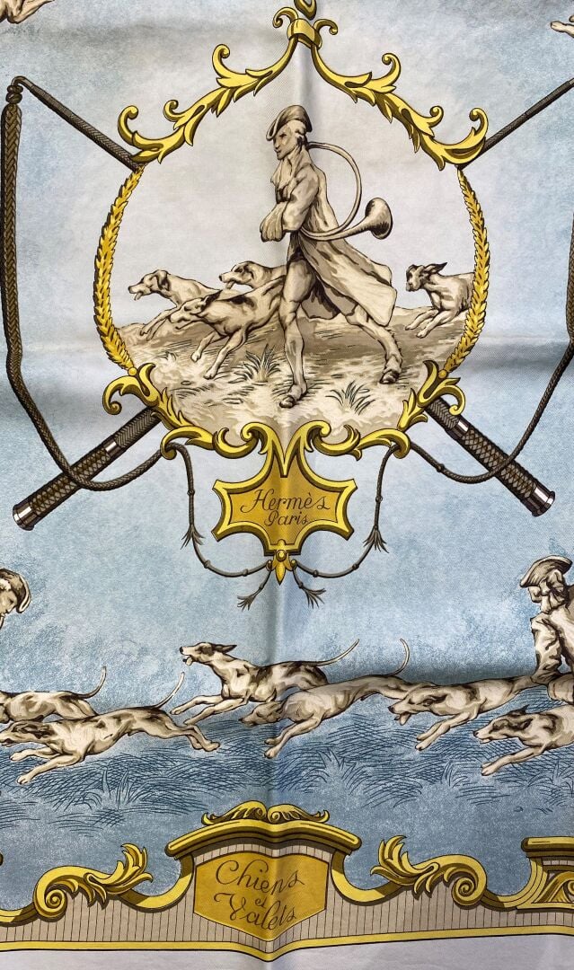 HERMES Paris - Carré en twill de soie à décor imprimé titré Chiens et valets su…