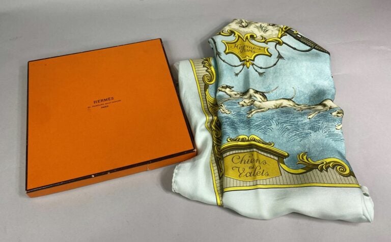 HERMES Paris - Carré en twill de soie à décor imprimé titré Chiens et valets su…