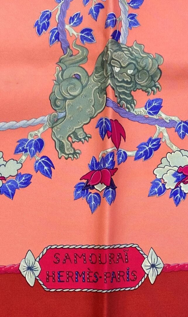 HERMES Paris - Carré en twill de soie à décor imprimé titré Samouraï sur fond c…