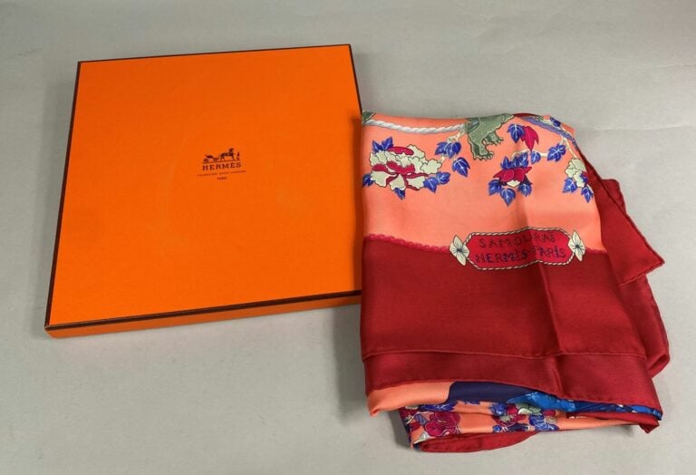 HERMES Paris - Carré en twill de soie à décor imprimé titré Samouraï sur fond c…