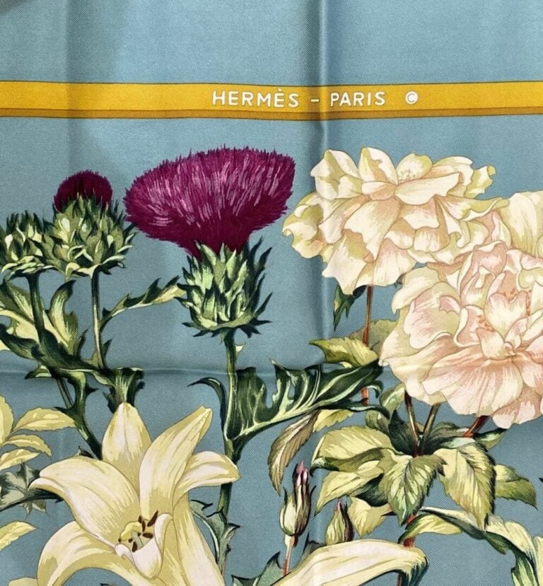 HERMES Paris - Carré en twill de soie imprimé titré Regina à décor floral polyc…