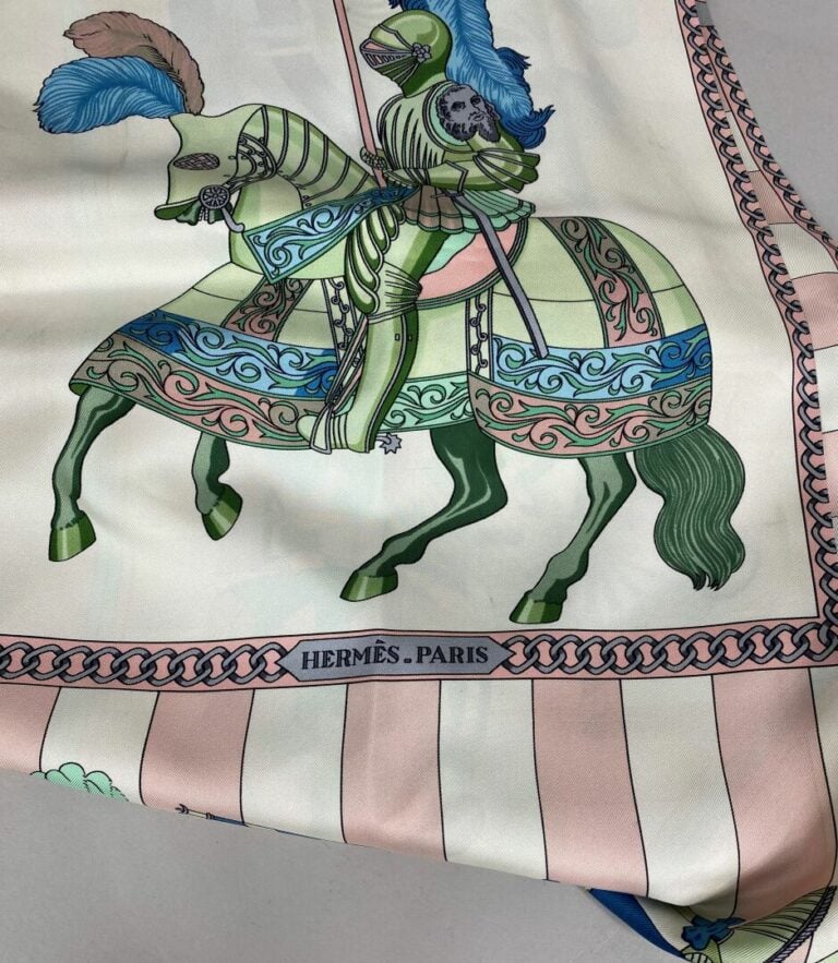HERMES Paris - Etole en twill de soie à décor imprimé titré Chocs en plumes sur…